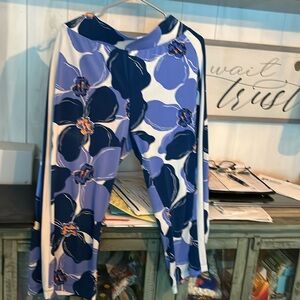 JM Collection Flare Leg Capris Medium